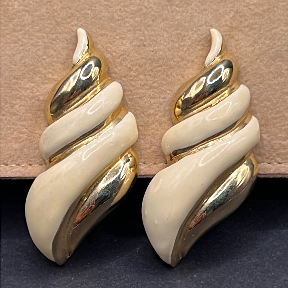Vintage Don-Lin enamel seashell clip earrings
